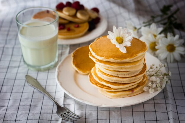 Torre de panqueques esponjosos con leche