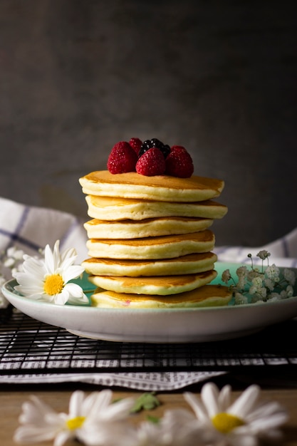 Foto gratuita torre de panqueques con frutas del bosque