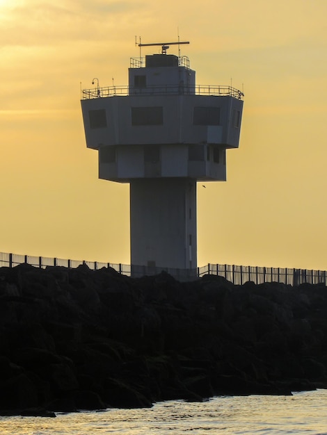Foto gratuita torre de radar seaforth en la costa del mar de irlanda en liverpool reino unido