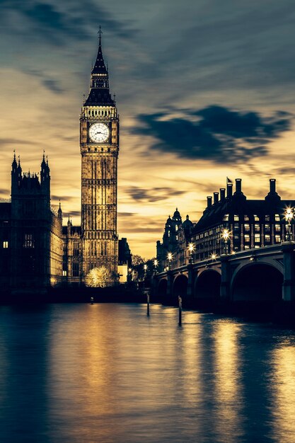 Torre del reloj Big Ben en Londres al atardecer, procesamiento fotográfico especial.