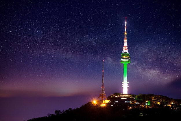 Torre de Seúl con la vía láctea en la noche