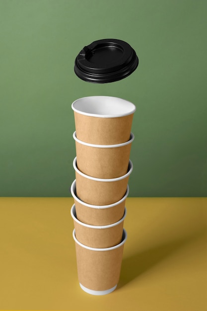 Foto gratuita torre de tazas de café de cartón