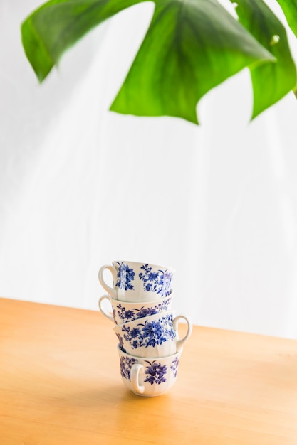 Foto gratuita torre de tazas de té de porcelana