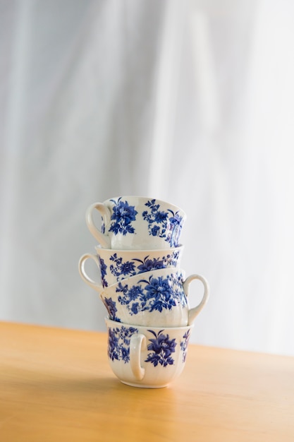 Foto gratuita torre de tazas de té de porcelana