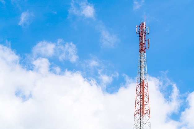 Torre de telecomunicaciones con cielo hermoso.