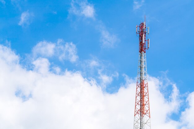 Torre de telecomunicaciones con cielo hermoso.