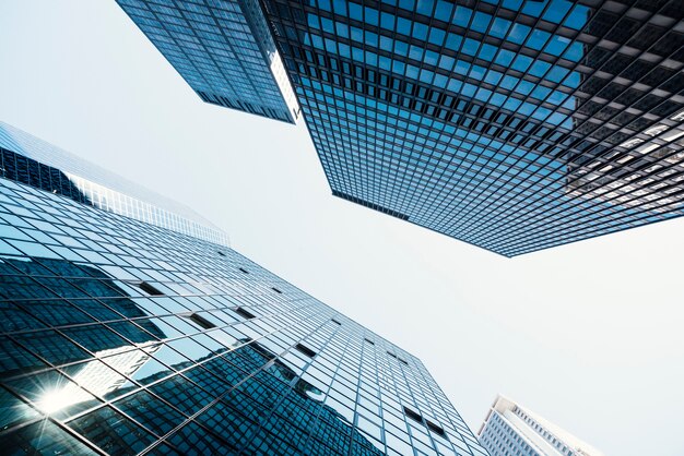 Torres de negocios con ventanas de vidrio.