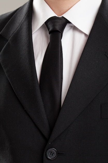 Foto gratuita torso de hombre de negocios en traje