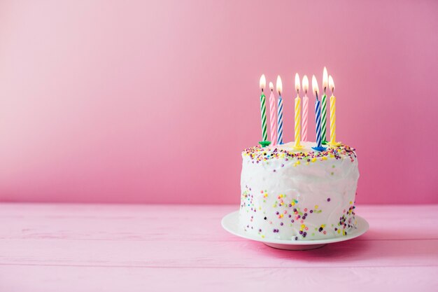 Torta blanca con velas encendidas