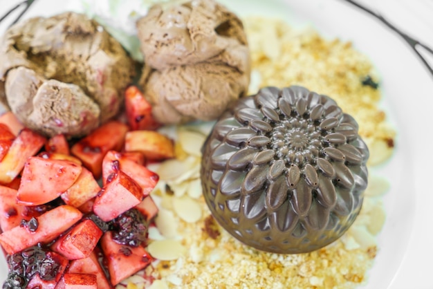 Torta de chocolate con la fruta del melocotón, grosella negro, arándano, manzana