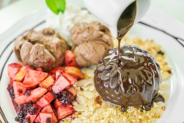 Torta de chocolate con la fruta del melocotón, grosella negro, arándano, manzana