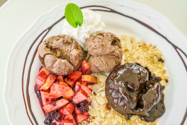 Torta de chocolate con la fruta del melocotón, grosella negro, arándano, manzana