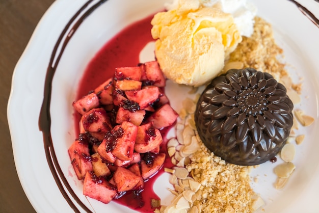 Torta de chocolate con la fruta del melocotón, grosella negro, arándano, manzana