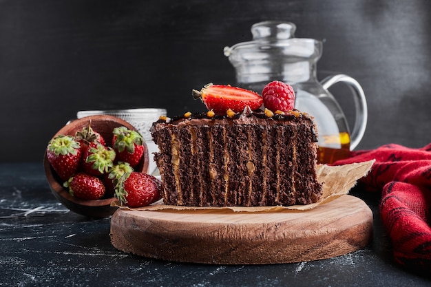 Torta de crepe de cacao con fresas.