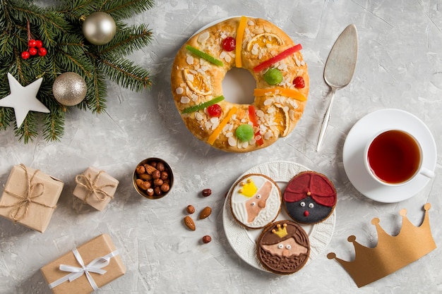 Torta de epifanía española roscon de reyes y regalos