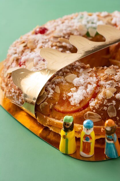 Torta de epifanía típica española "Roscon de Reyes" sobre fondo verde