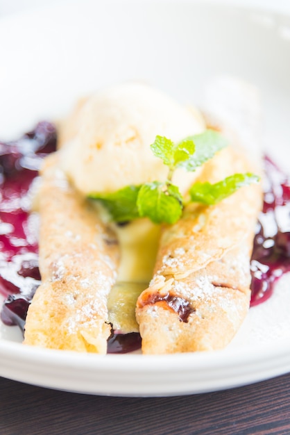 Torta de la fresa laminado helado de frutas