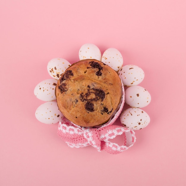 Foto gratuita torta grande de pascua con huevos en la mesa