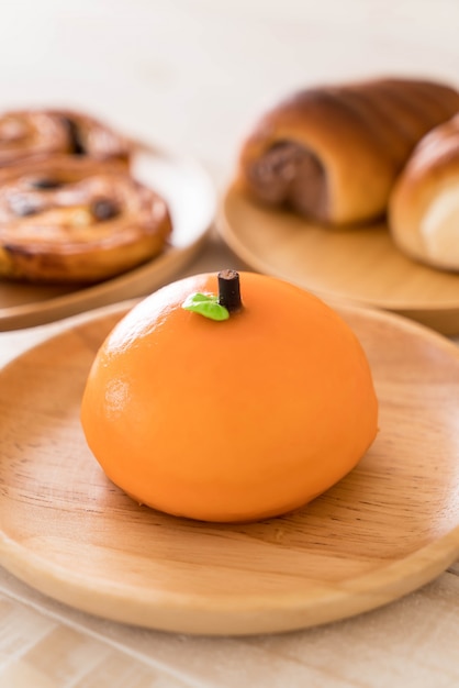 torta de naranja en la placa