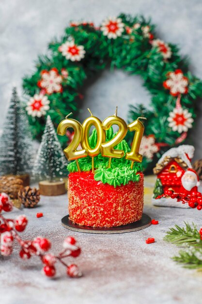 Torta navideña decorada con dulces figuras de árbol de navidad, santa claus y velas.