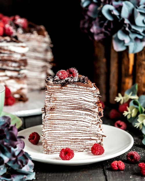 Torta de panqueque de chocolate con frambuesas