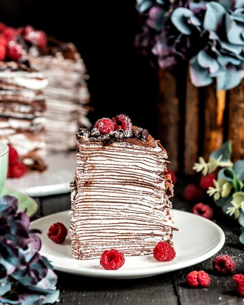 Torta de panqueque de chocolate con frambuesas