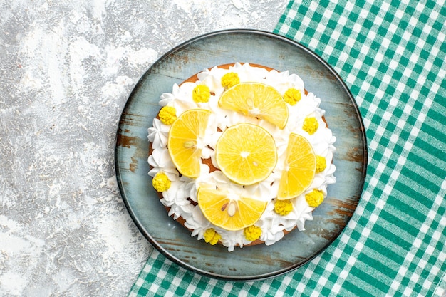 Torta de vista superior con crema pastelera blanca y rodajas de limón