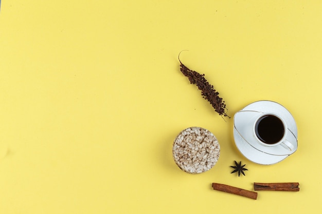 Tortas de arroz, especias y taza de café.