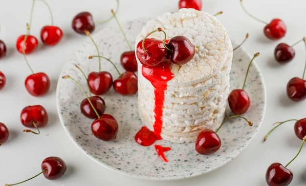 Tortas de arroz en un plato con cerezas, gelatina