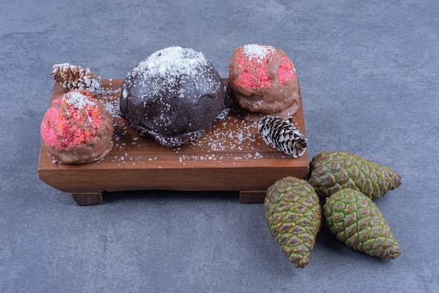 Tortas de chocolate y rosa dulce con azúcar en polvo