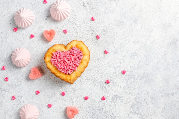 Foto gratuita tortas en forma de corazón para el día de san valentín.