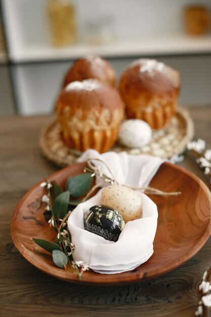 Tortas de Pascua en la mesa. Huevos de Pascua en una placa de madera. Preparación para la Pascua.