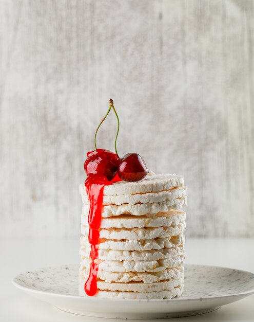 Tortas RicRice con cerezas y salsa