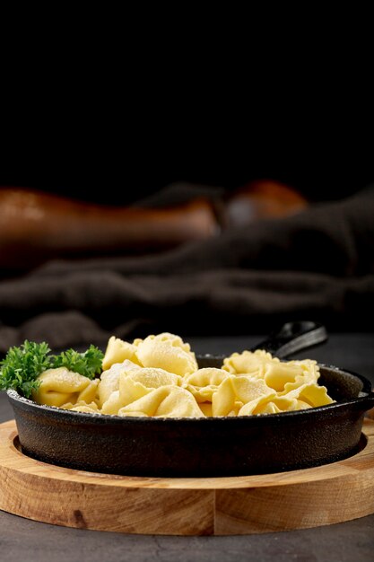 Tortellini plato sobre un soporte de madera