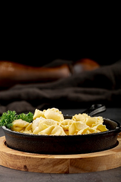 Tortellini plato sobre un soporte de madera