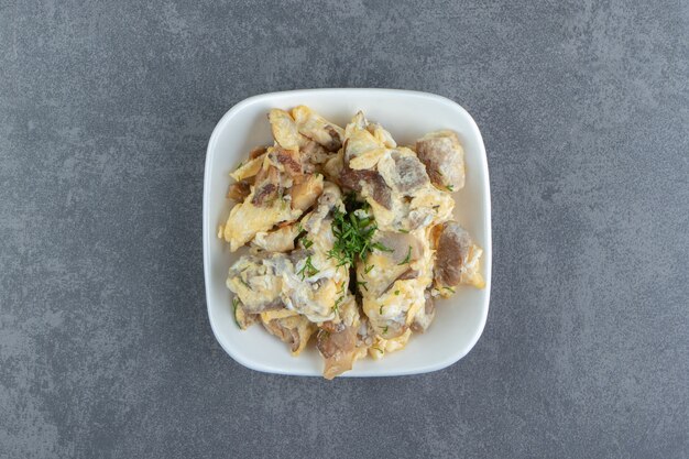 Tortilla de carne en rodajas en un tazón blanco.