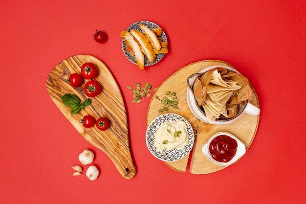 Tortilla casera con salsas y pollo frito