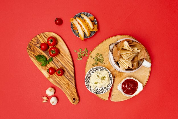 Tortilla casera con salsas y pollo frito