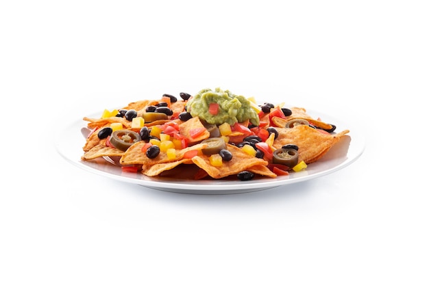 Tortilla chips de nachos mexicanos con frijoles negros, guacamole, tomate y jalapeño aislado sobre fondo blanco.