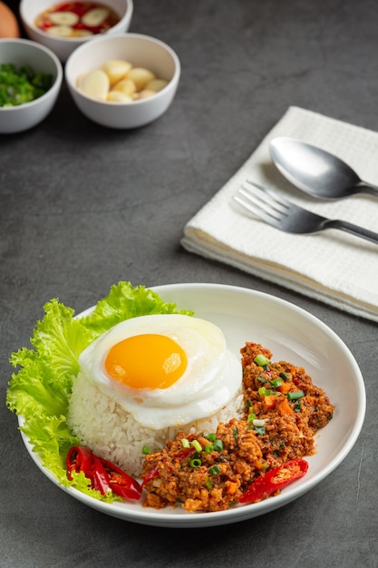 Tortilla crujiente cubierta con carne de cerdo picada y salsa de verduras mixtas