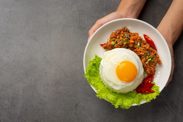 Tortilla crujiente cubierta con carne de cerdo picada y salsa de verduras mixtas