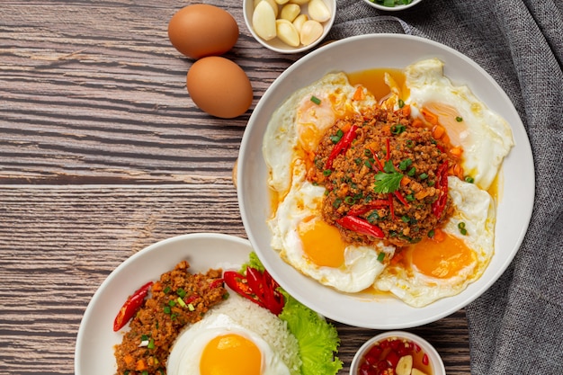 Tortilla crujiente cubierta con carne de cerdo picada y salsa de verduras mixtas