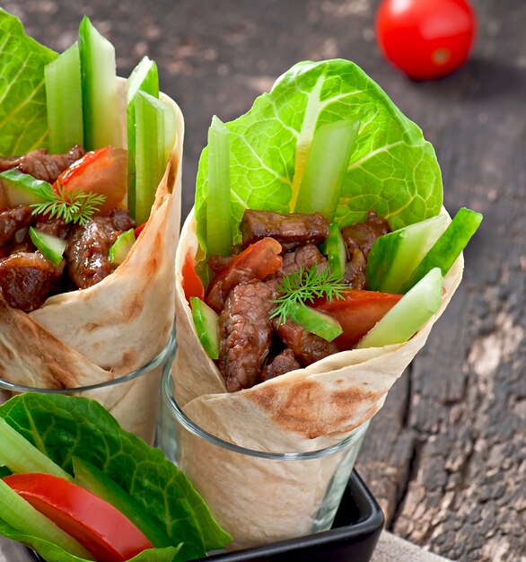 Tortilla envuelta con carne y verduras frescas