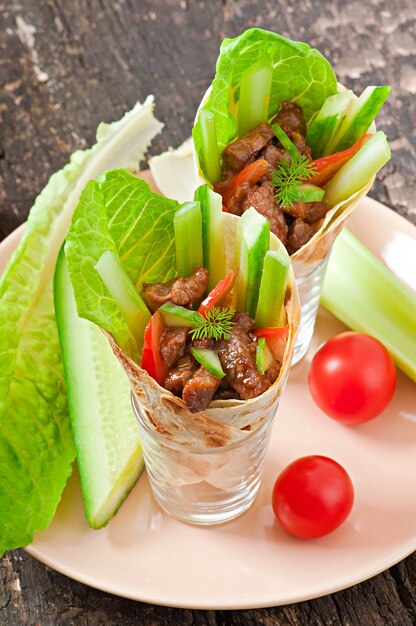 Tortilla envuelta con carne y verduras frescas