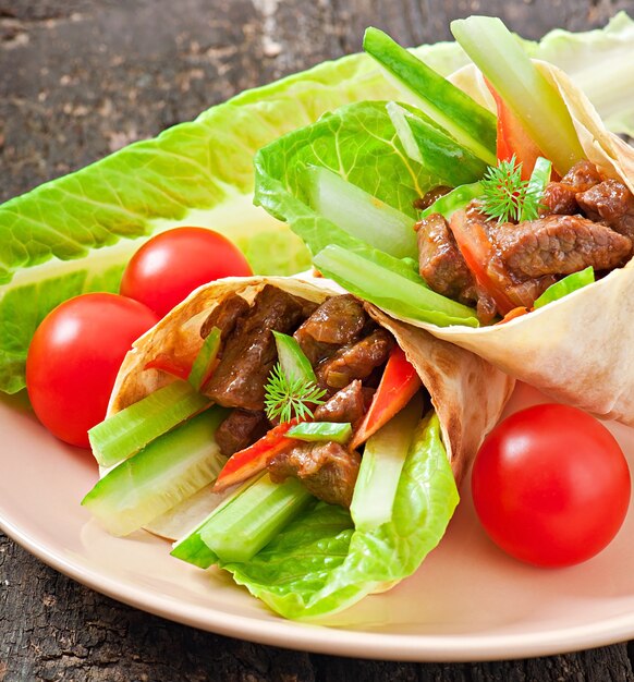 Tortilla envuelta con carne y verduras frescas