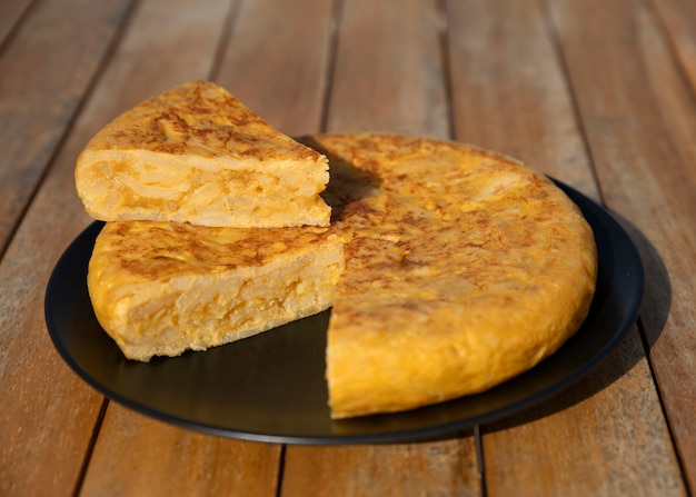 Tortilla española en plato alto ángulo