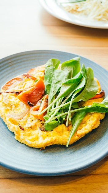 Tortilla De Huevos Fritos En Plato Blanco