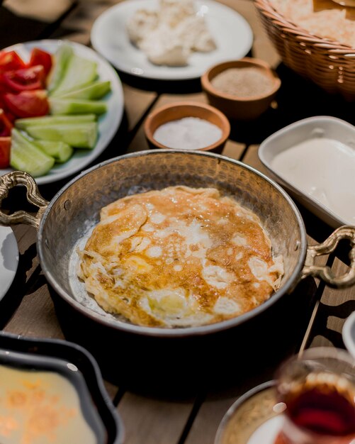 Tortilla de huevos fritos sobre la mesa