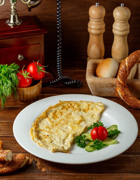 Tortilla de huevos fritos sobre la mesa