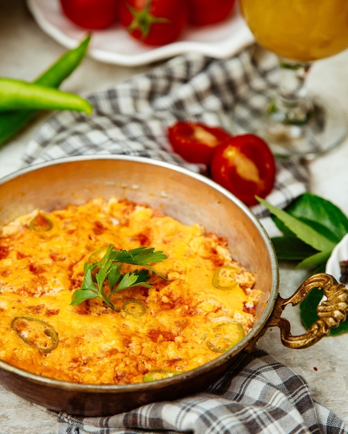 Foto gratuita tortilla con pimiento verde y hierbas